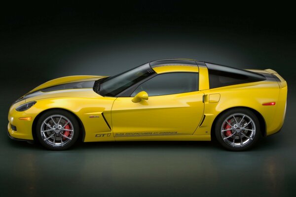 Corvette jaune Chevrolet gt1 sur fond gris