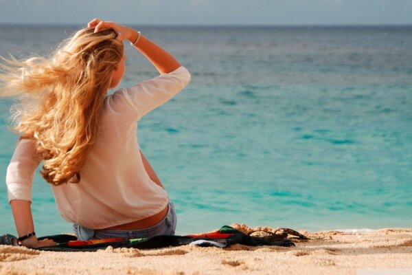 Ragazza con i capelli lunghi sulla spiaggia