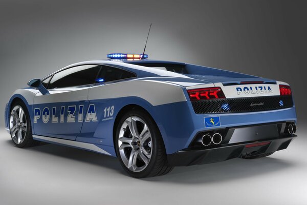 Policjant Lamborghini na szarym tle