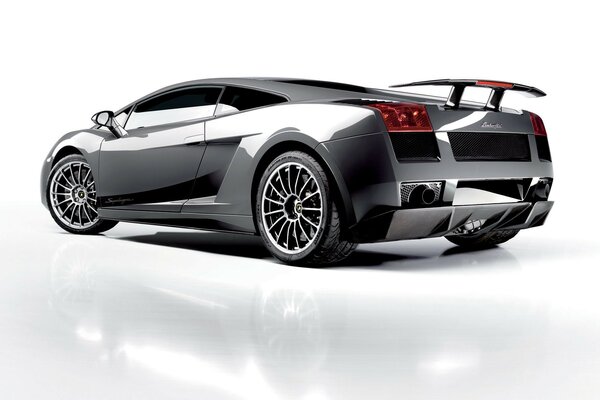 Lamborghini gallardo superleggera mit ausgegebenem Spoiler