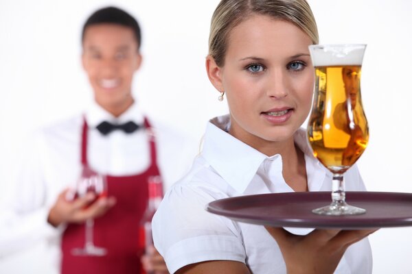 Fille serveur avec un verre de bière