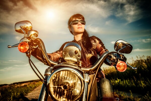 Fille sur une moto avec des lunettes de soleil