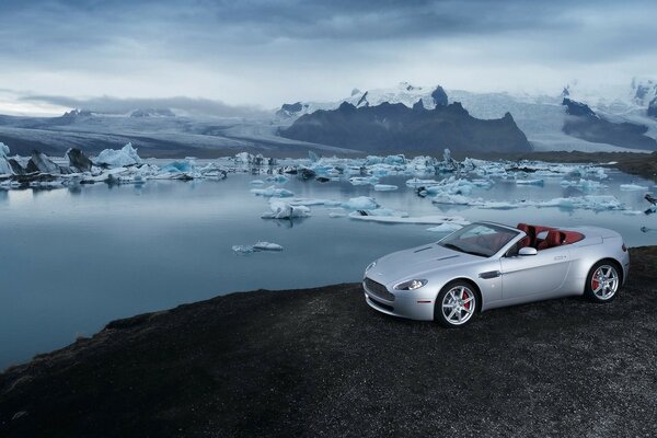 Roadster sullo sfondo dell oceano con ICEBERG