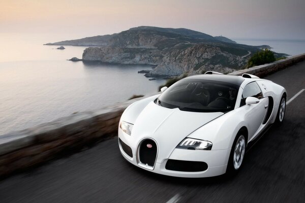 Weißer Bugatti rast auf dem Weg zum Meer