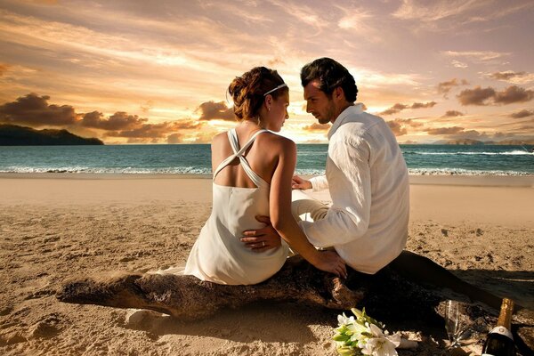 Pareja enamorada en la playa