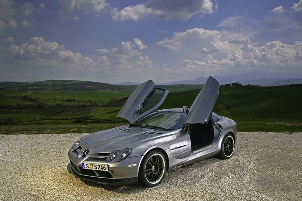 Les portes de cette Mercedes regardent dans les nuages. Appel accepté... Qui est plus rapide