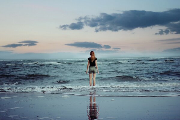 La chica y el mar. Olas cosquillas en los pies