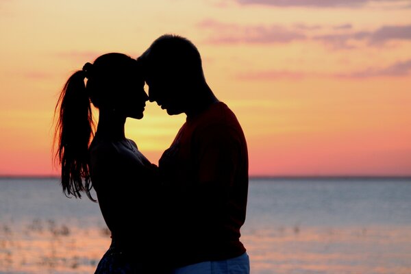 Ragazza innamorata e il suo ometto al tramonto