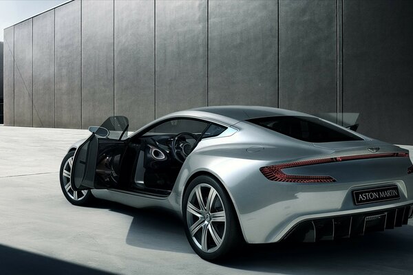 Der silberne Aston Martin sieht cool aus