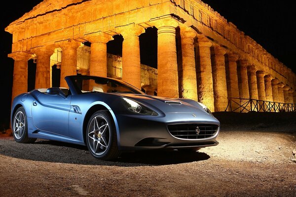 Ferarri azul con discos fundidos en el fondo de la Ruina