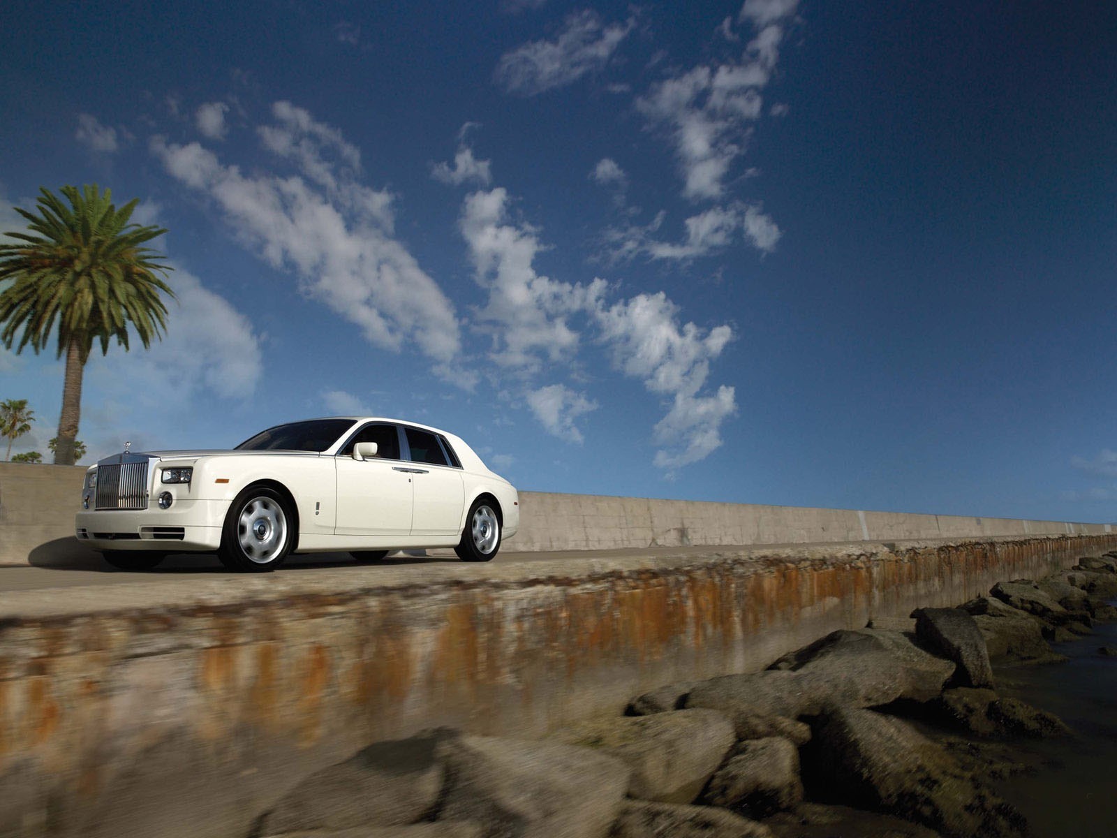 rolls-royce phantom kamienie palma niebo