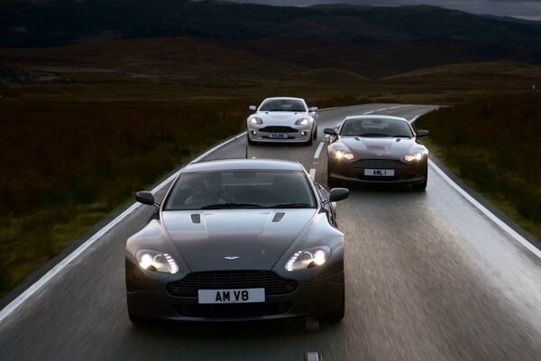 Tres coches Aston Martin en la carretera