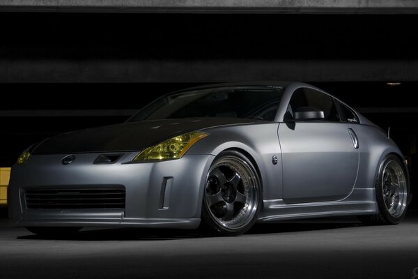 Does Dorgo contain a Nissan 350z car