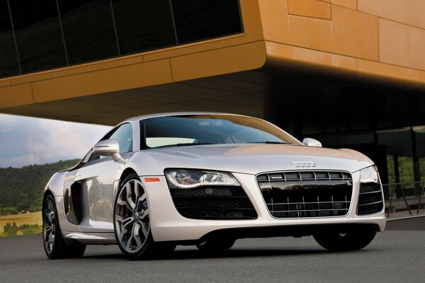 Une Audi R8 blanche parcourt les rues de la ville