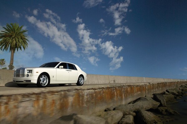 Rolls-royce phantom sul ponte sotto il cielo blu