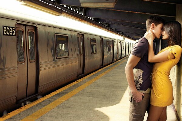 Couple d amoureux s embrasser près du train