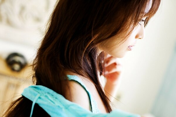 Brown-haired woman waiting for a girl