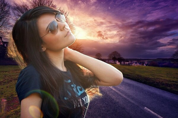 Chica en el fondo de la carretera en gafas de sol