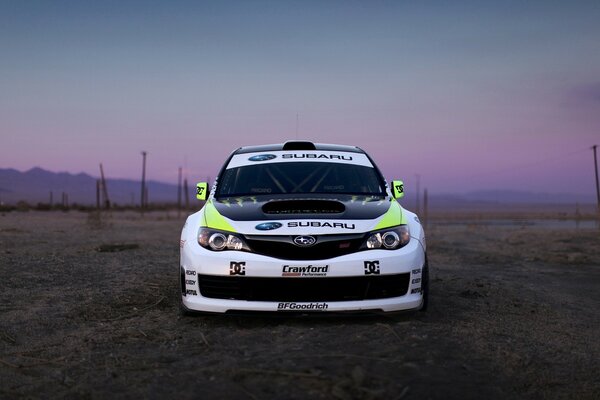 Auto Subaru por la noche en un fondo lila