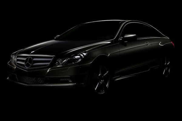 Mercedes-benz noir sur fond très noir