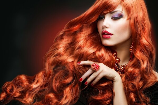 Девушка с длинными ярко-рыжими волосами, яркий макияж красный цветок кольцо
