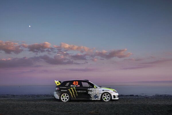 Coche deportivo en el fondo del cielo magnífico de la noche. Coche deportivo en el fondo de una fantástica puesta de sol lila