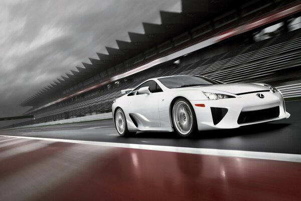 Белый lexus lfa мчится на скорости