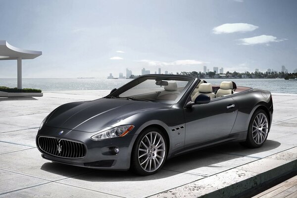 Maserati Cabrio am Meer