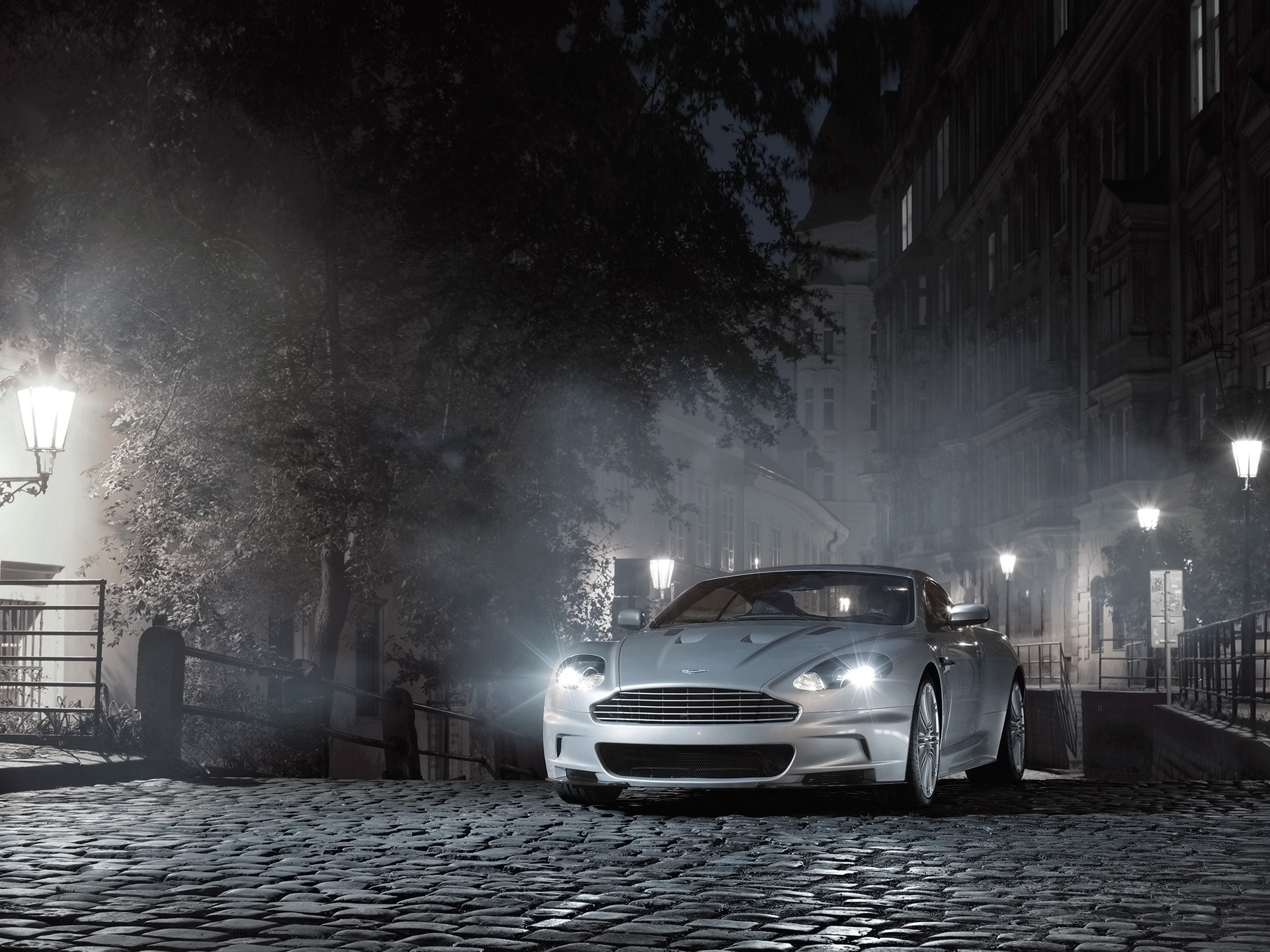 aston martin dbs nacht nebel lichter pflasterstein lichter