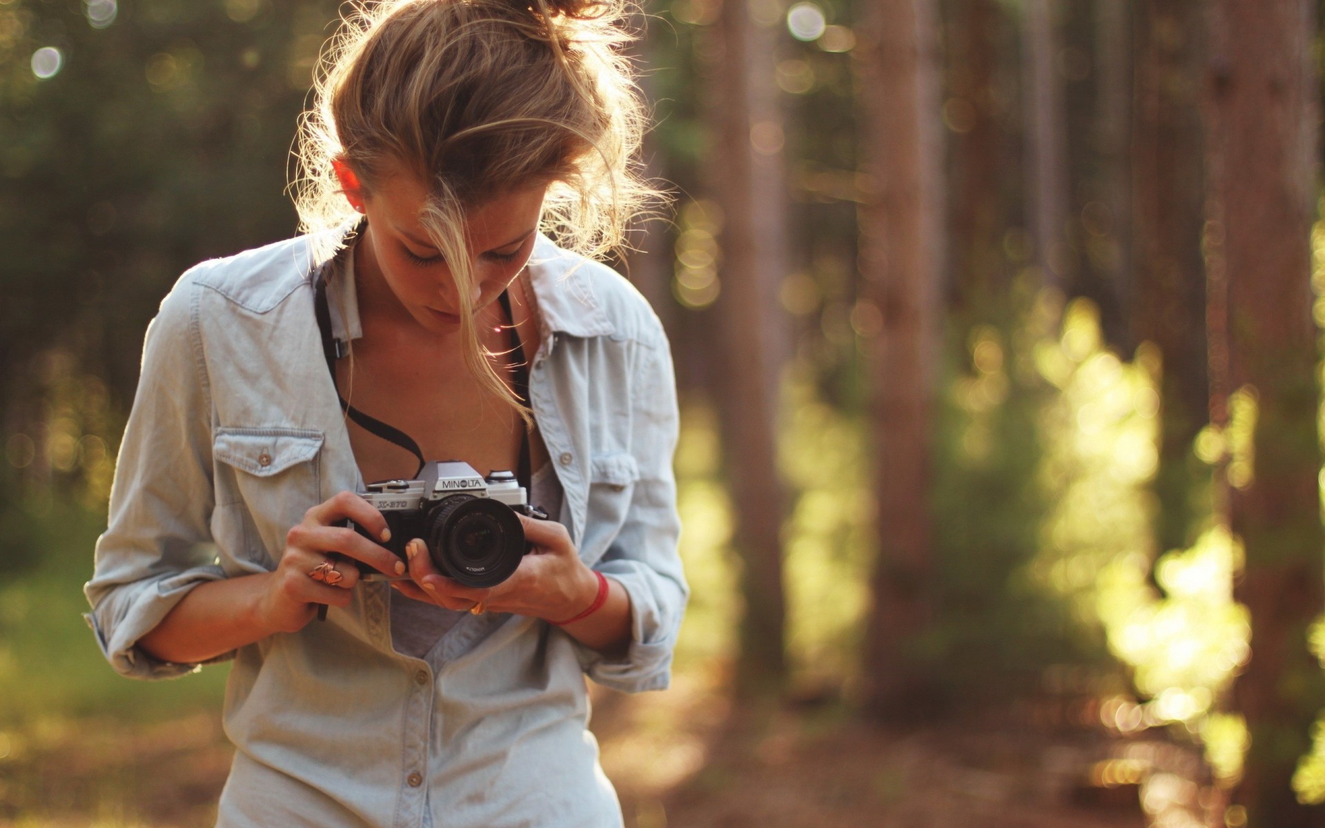 a woman the camera girl photo minolta grey blonde