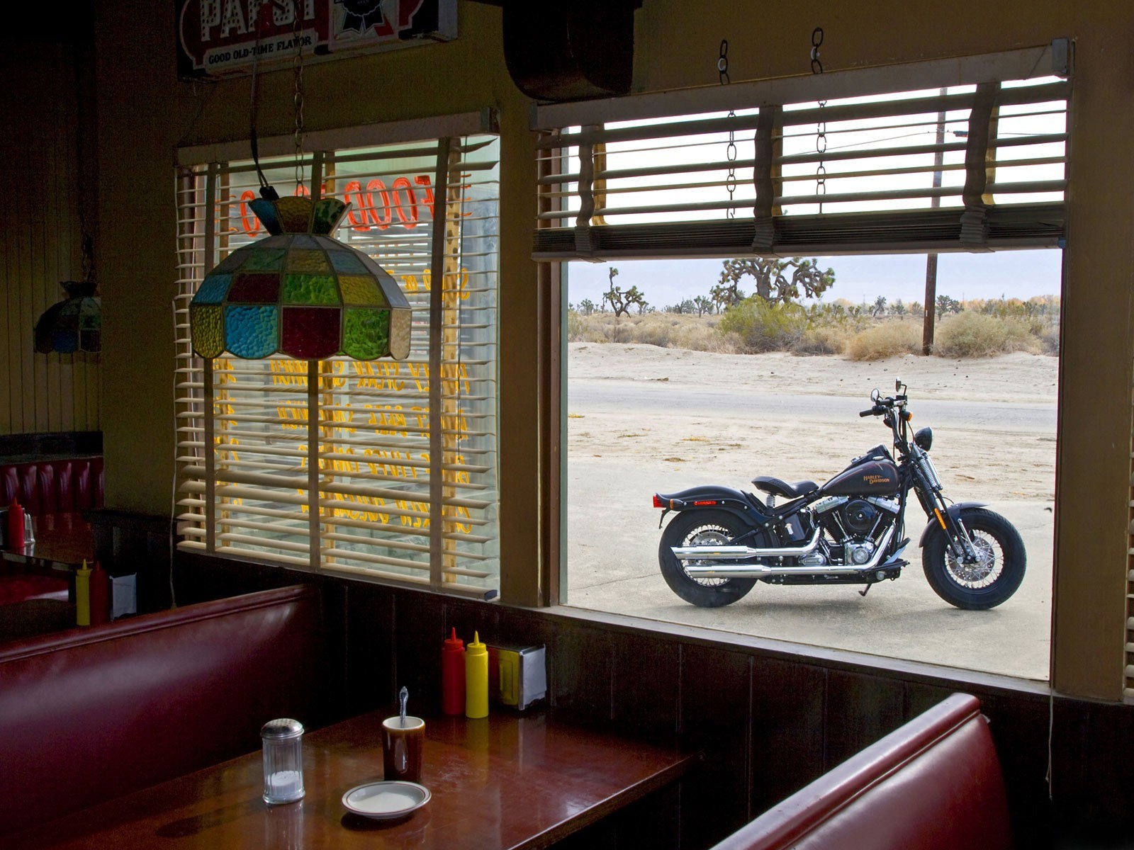 harley davidson salle à manger fenêtre