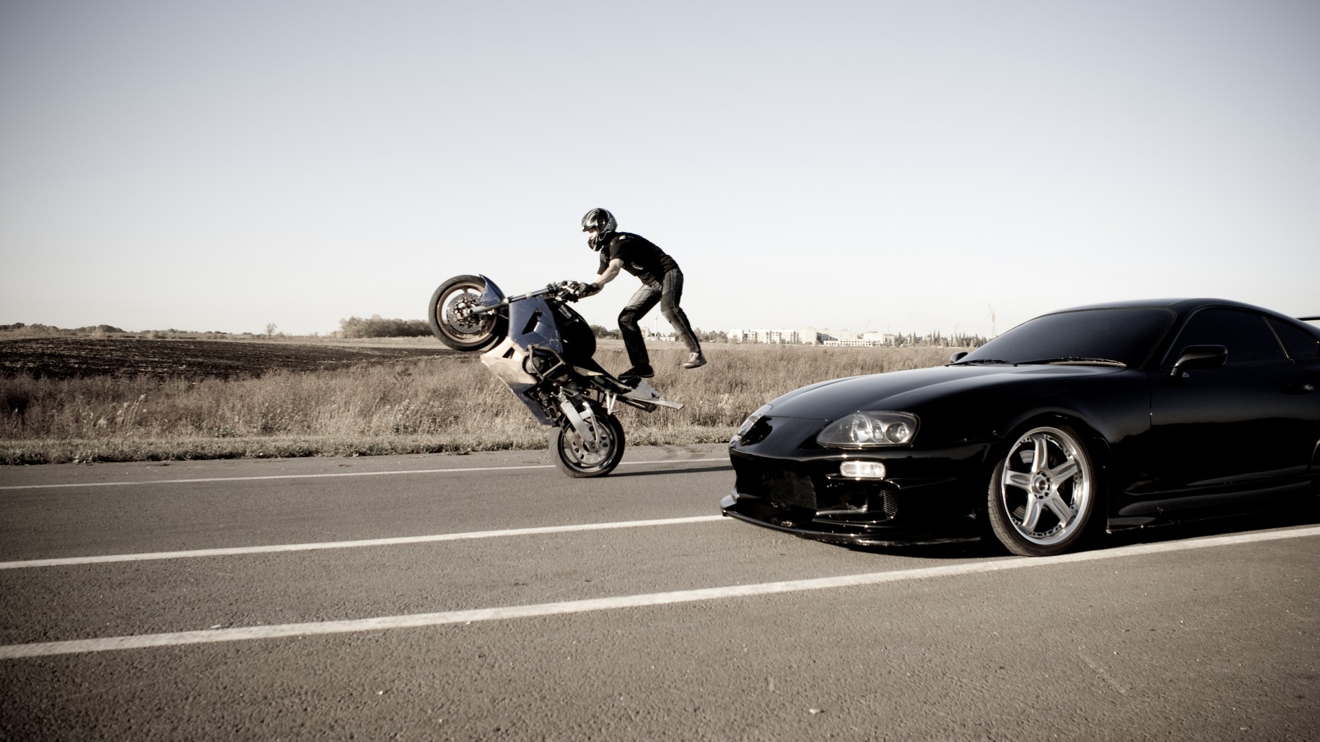 motocicleta toyota carretera stuntman