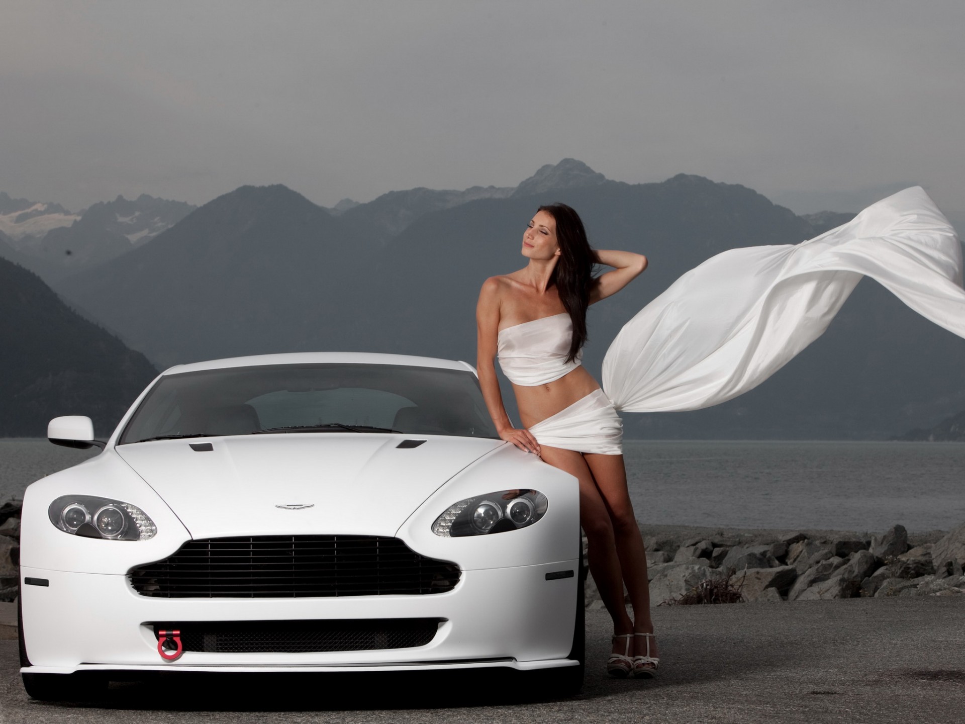 aston martin v8 vantage dziewczyna