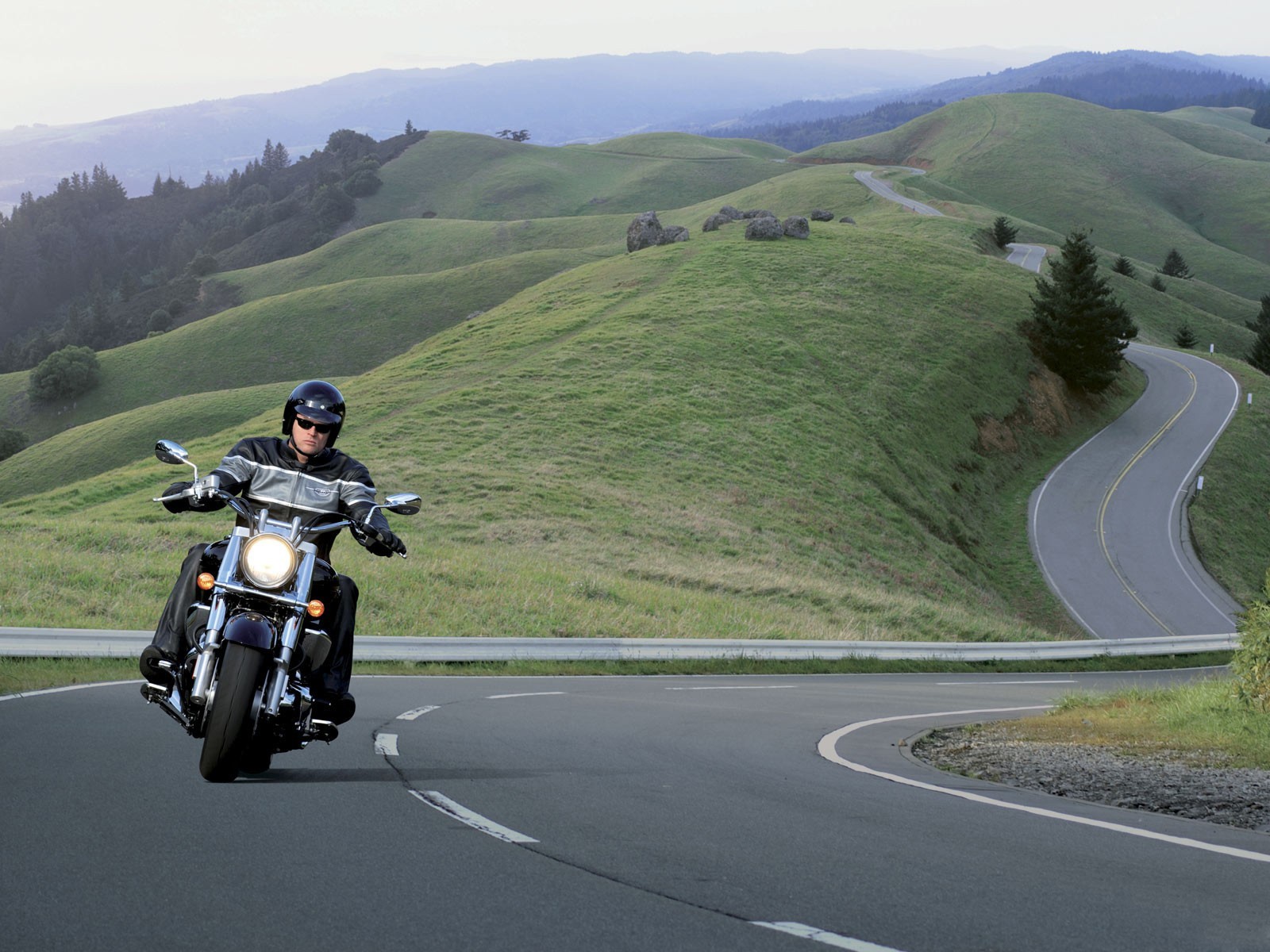 motocicleta harley davidson serpentina carretera