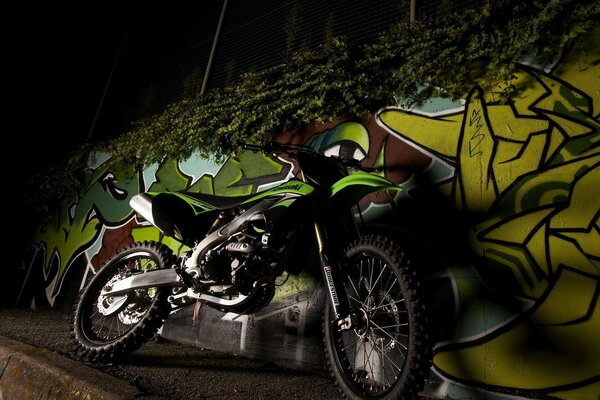 Nacht Graffiti und kawasaki Enduro