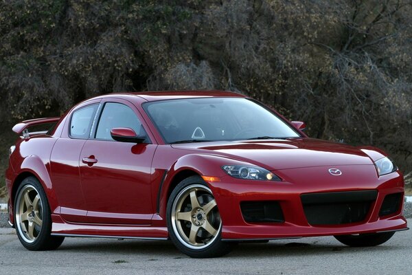 Voiture de sport Mazda sur fond d arbre en fleurs