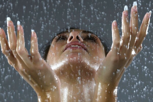 Hermosa foto de una mujer bajo la lluvia