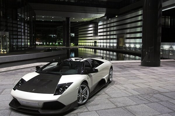 Supercar Lamborghini gris sur le parking