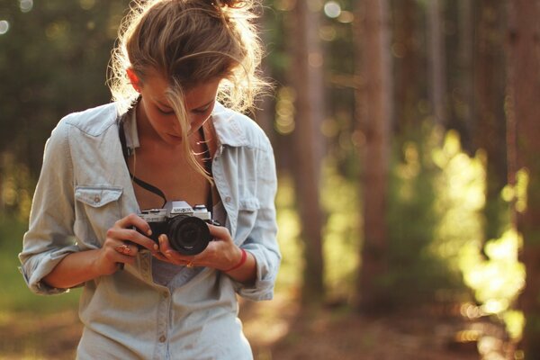 Photographe nature fille en blanc