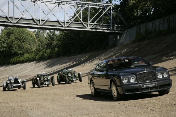 Carreras retro bajo el puente con bentley