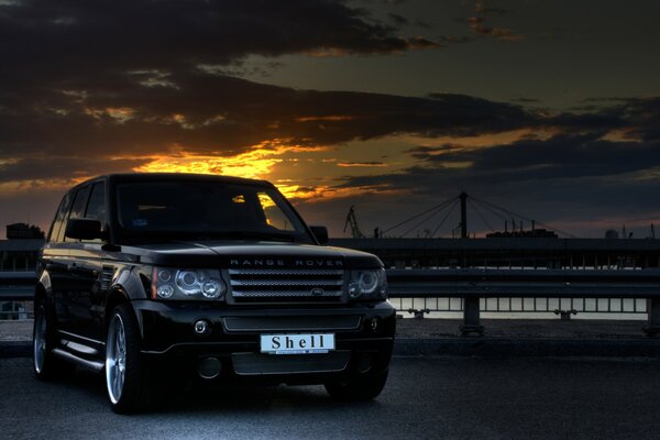 Range Rover mit Sonnenuntergang und Brücke