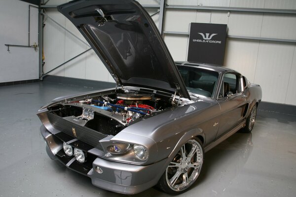 Photo de voiture Mustang avec capot ouvert