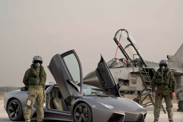 Flugzeugpiloten in voller Ausrüstung neben einem Lamborghini