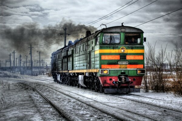 Die Lokomotive fährt im Winter mit der Eisenbahn