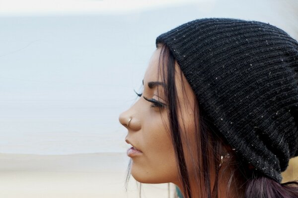 Fille dans un chapeau. Modèle avec piercing