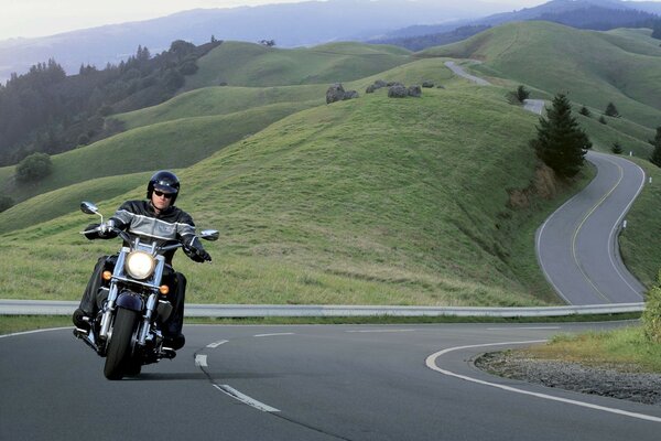 Moto, harley davidson en mouvement sur la serpentine