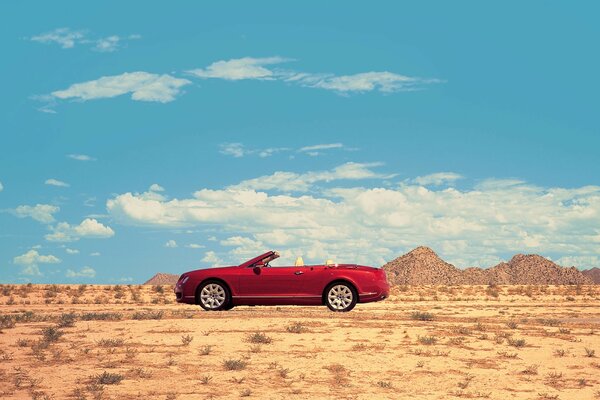 Автомобиль Bentley в пустыне под обломками