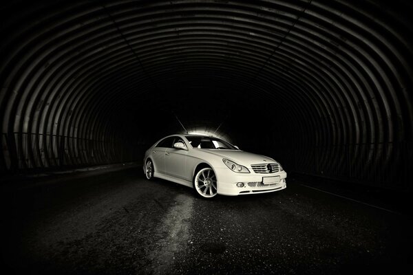 Mercedes bianca nei tunnel vista laterale