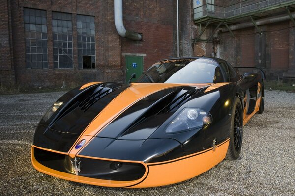 L auto di Maserati è di colore nero-arancio