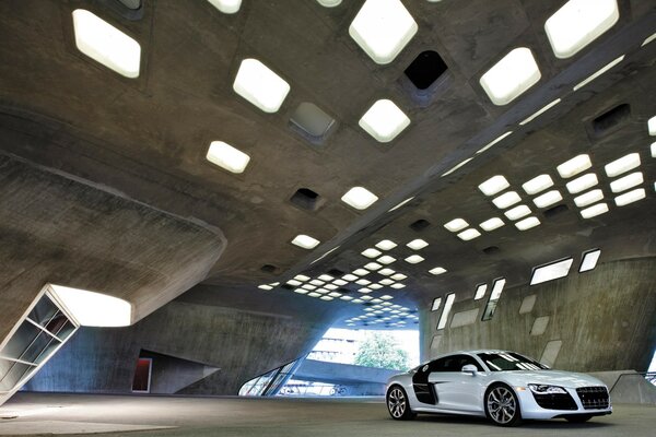 Hermoso Audi R8 de pie en el hangar